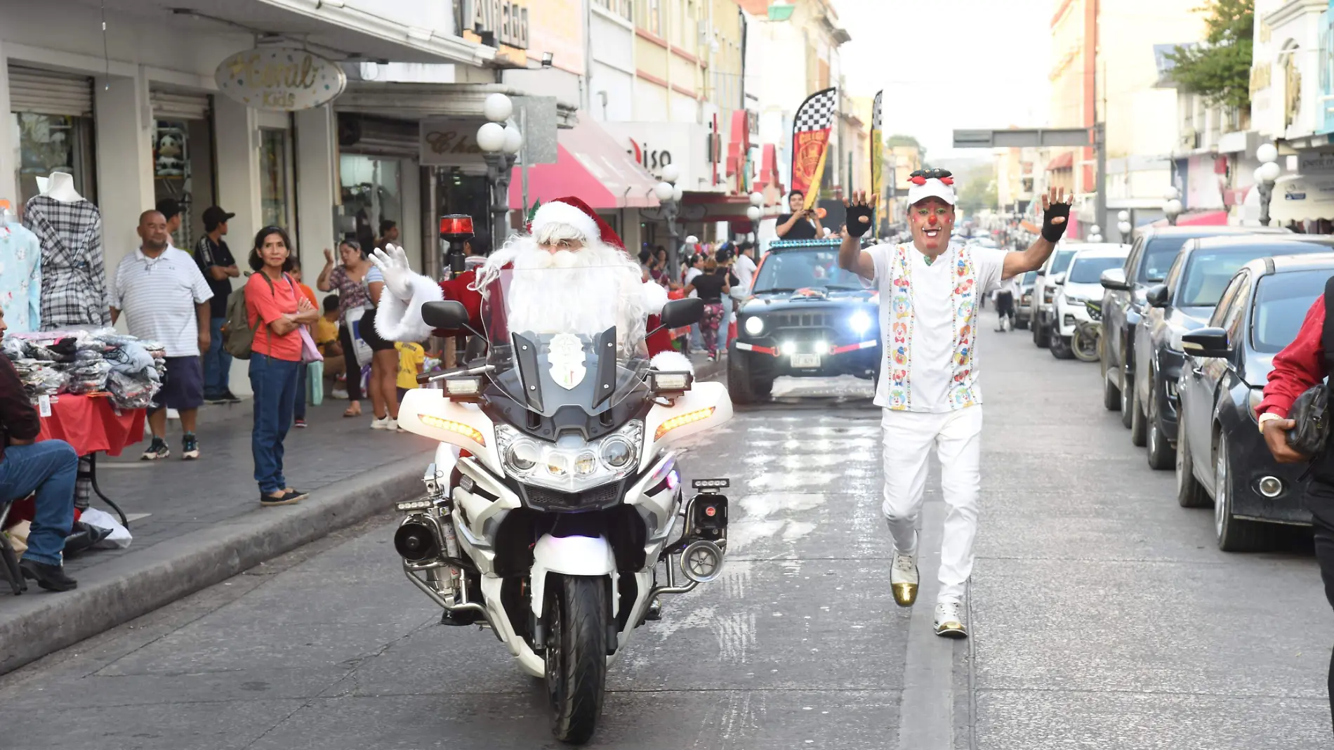 Un gran número de payasos salen a desfilar por las calles del centro de Tampico